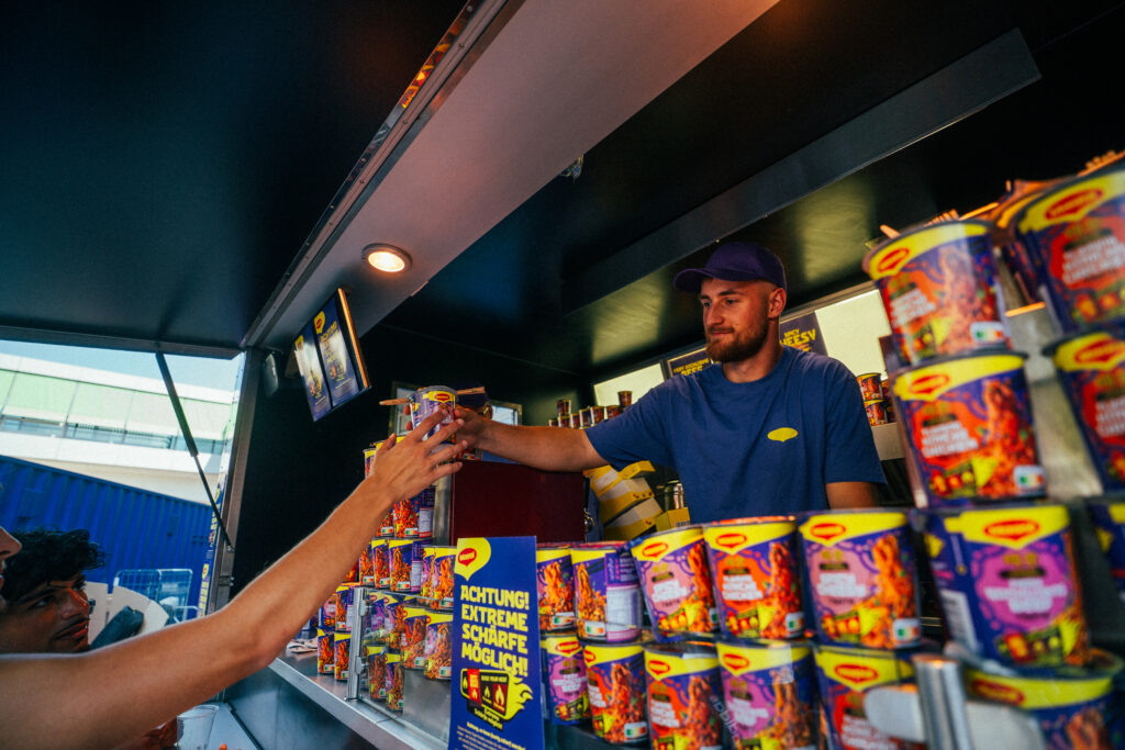 Individueller Foodtruck und Wellblech-Standbau für MAGGI Korean Style Noodles