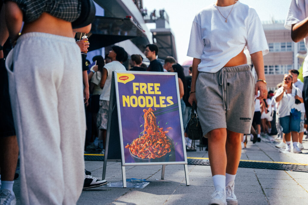 Schild für frische MAGGI Korean Style Noodles am Festivalstand