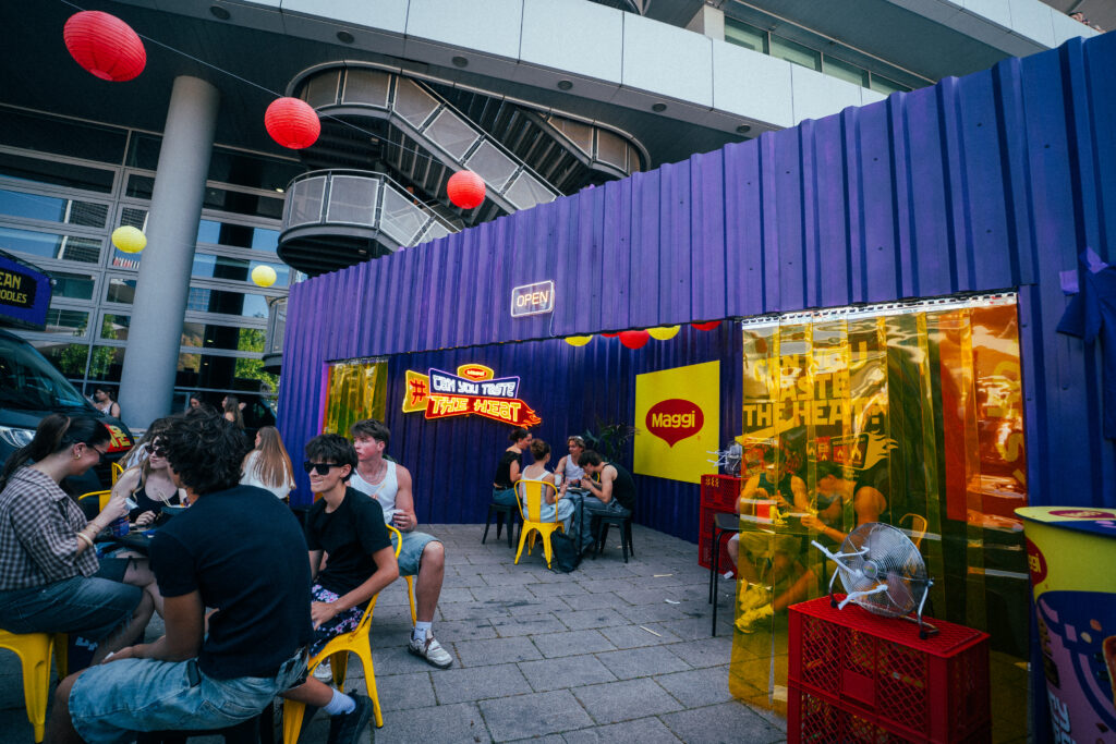 Urbaner Chill-out-Bereich im koreanischen Streetfood-Design auf dem 6PM Festival