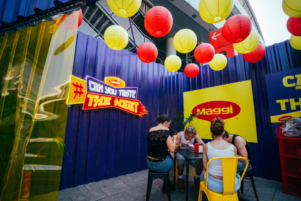 Festival-Chill-out-Bereich und Fotospot für die MAGGI Gen Z Brand Experience