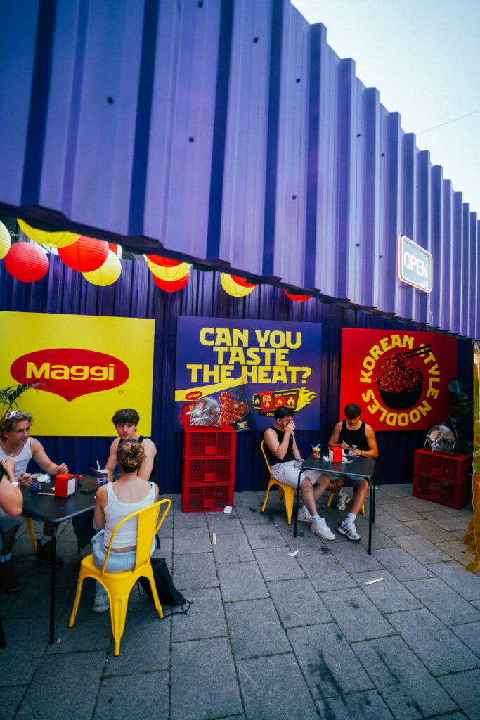 Messebauer für Eventagenturen: MAGGI Brand Experience Standbau auf dem 6PM Festival