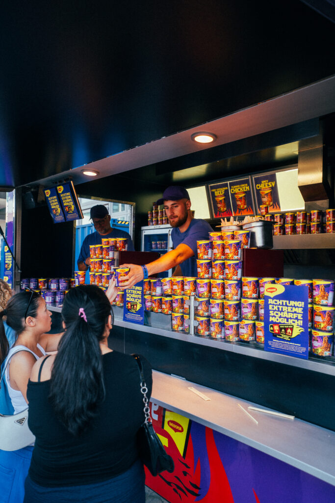 Frische Essensausgabe der MAGGI Korean Style Noodles am Foodtruck